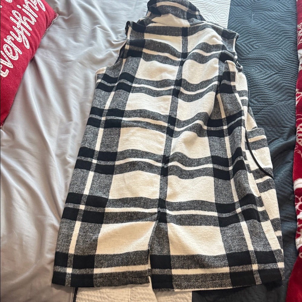 BKE Black and Cream Checkered Vest - Picture 8 of 10
